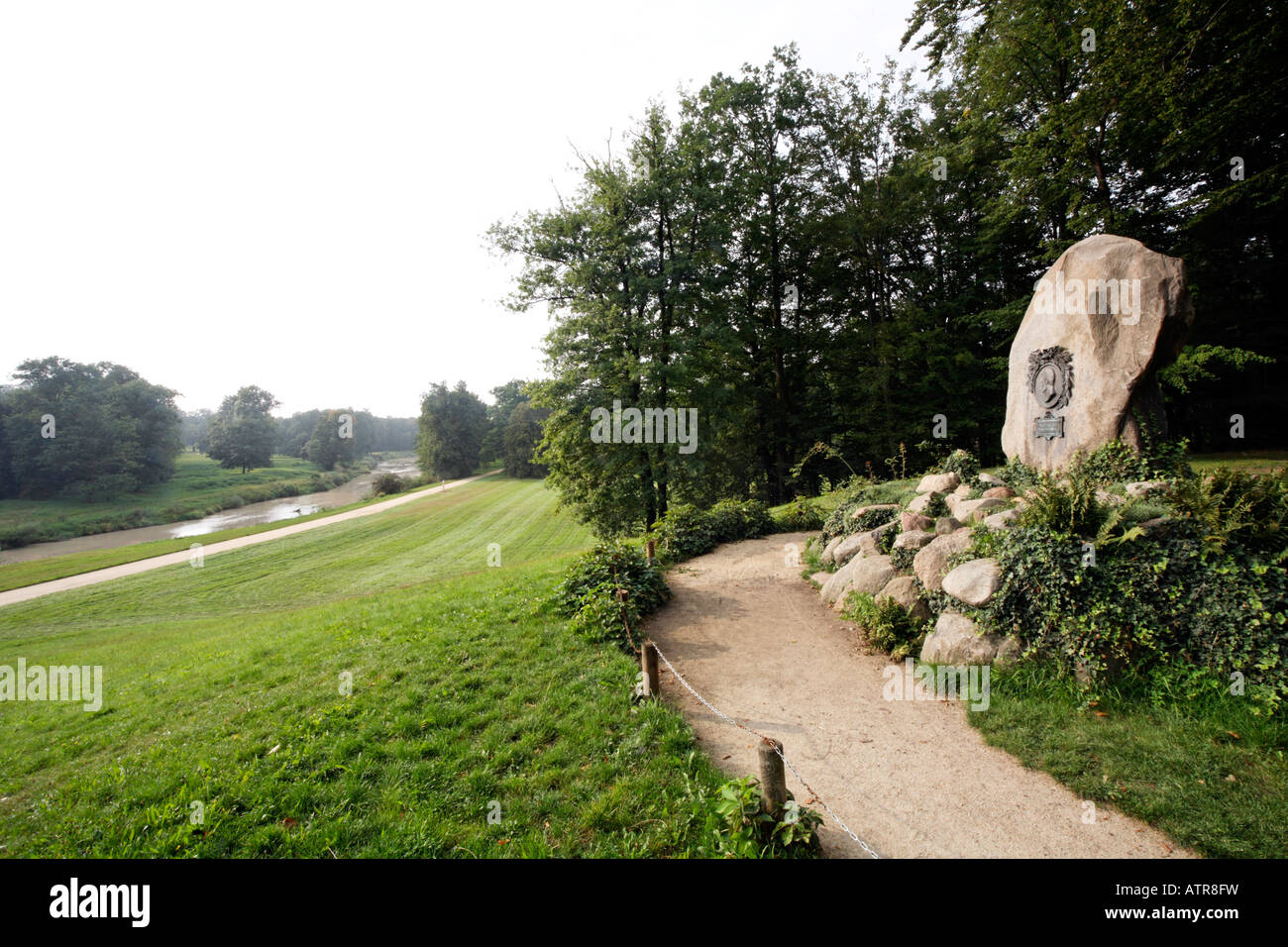 Bad Muskau, Landschaftspark (Parco Muzakowski), Blick vom Pücklerstein über die Neiße auf die deutsche Seite Foto Stock