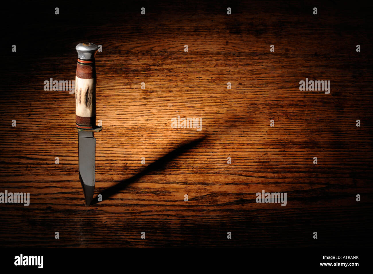 Coltello bloccato in un tavolo di legno Foto Stock