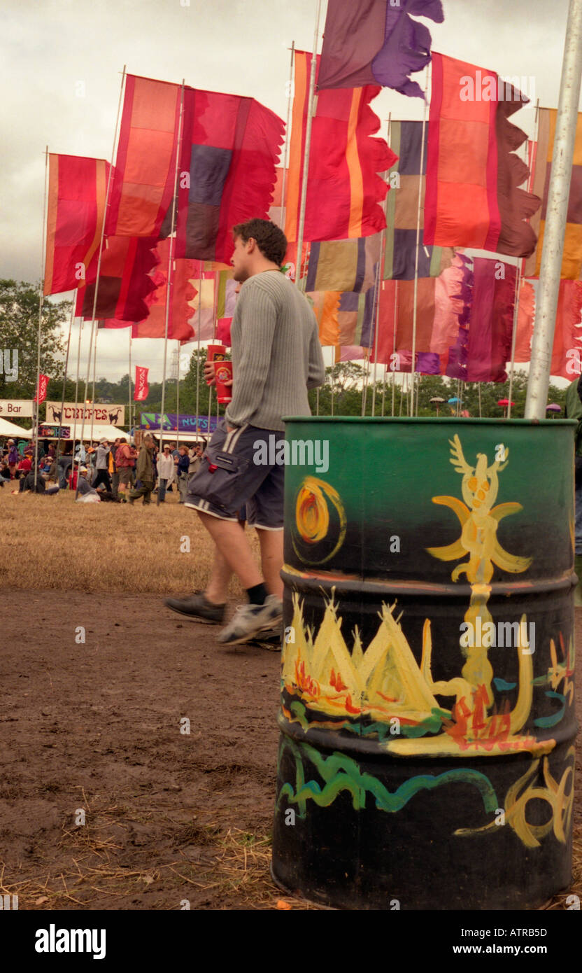 A piedi attraverso un campo di bandiere Glastonbury Festival 2003 Foto Stock