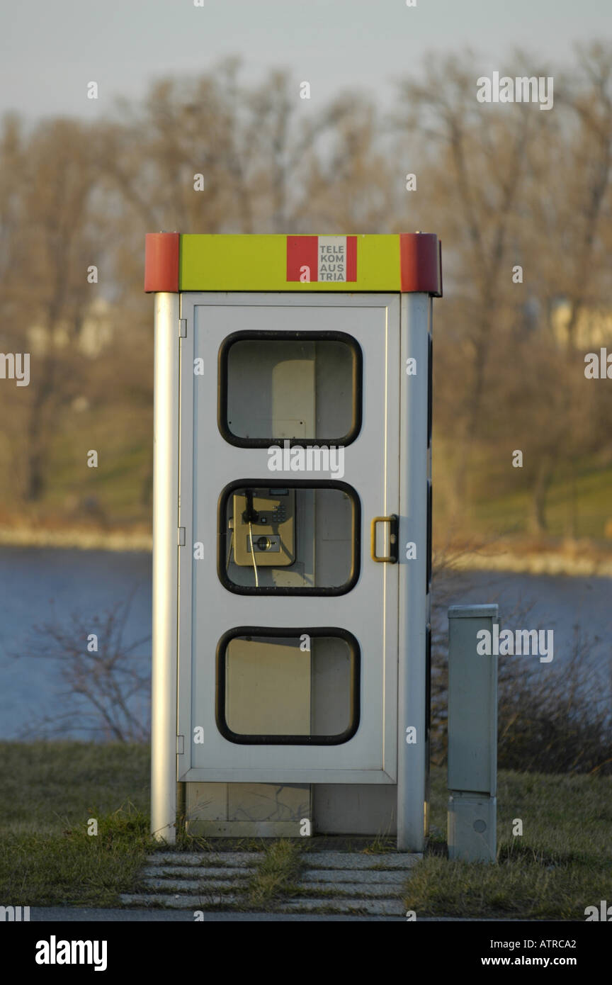 Vienna, telefono pubblico di Telekom-Austria nella solitudine Foto Stock