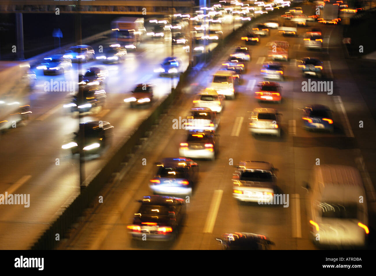 Il traffico in autostrada della città alla sera Foto Stock