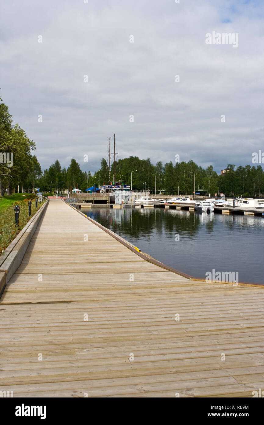 Passerella in legno e piccoli ormeggi delle barche sul Fiume Pielisjoki, Joensuu, Finlandia Foto Stock