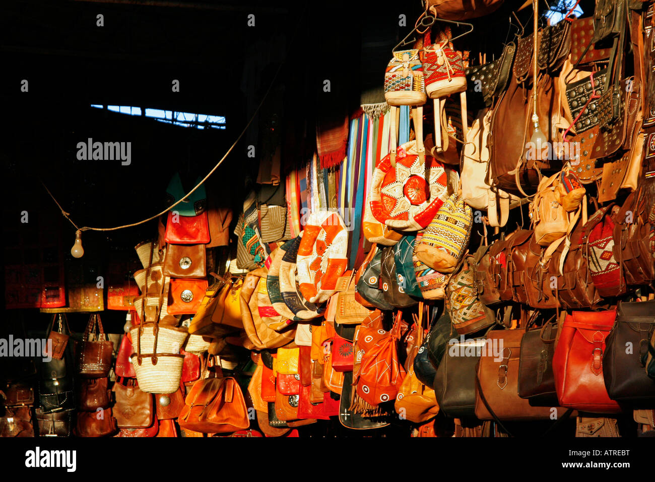 Una gamma di sacchetti, principalmente pelli, nel pomeriggio di sole presso l'ingresso meridionale al souk di Marrakech Foto Stock
