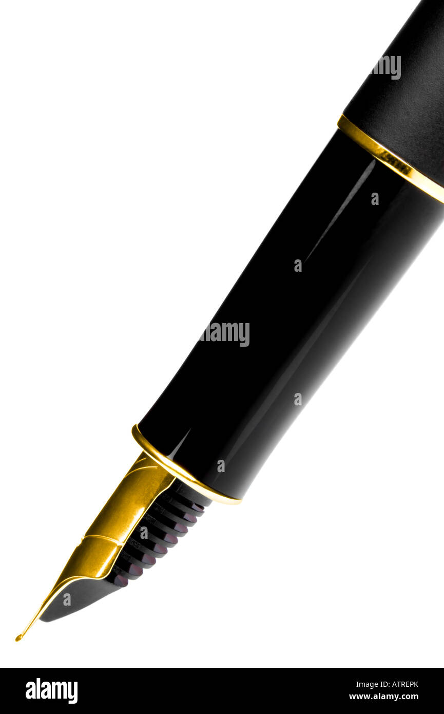 Ripresa macro di una penna stilografica con pennino in oro prese ad una angolazione laterale isolato su bianco Foto Stock