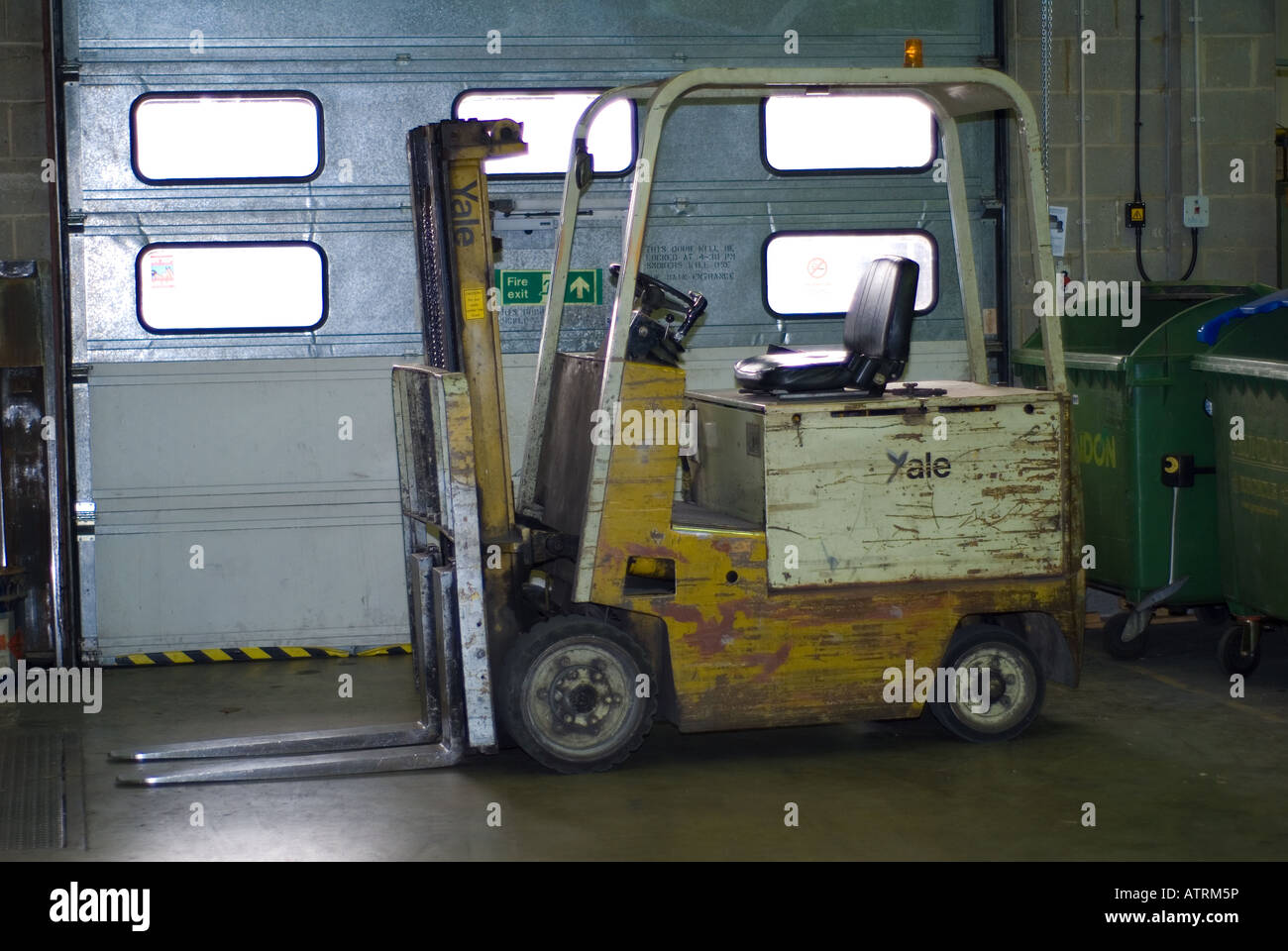 Un carrello elevatore a forche in un capannone industriale Foto Stock