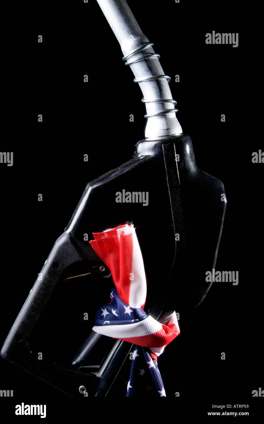 Pompa benzina ugello aperto legato con bandiera americana Foto Stock