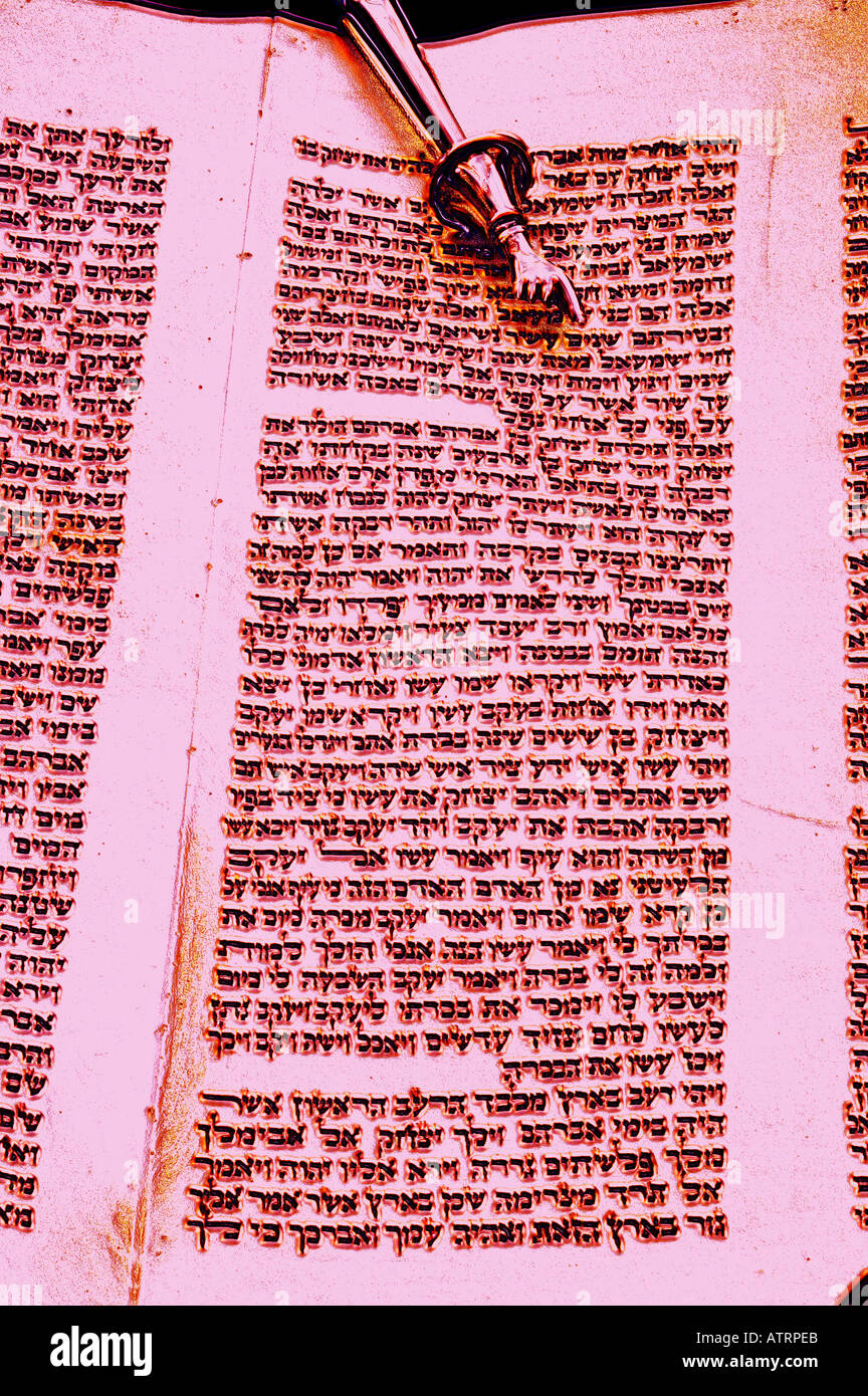 Puntatore di argento giacente sul rotolo di Torah Foto Stock