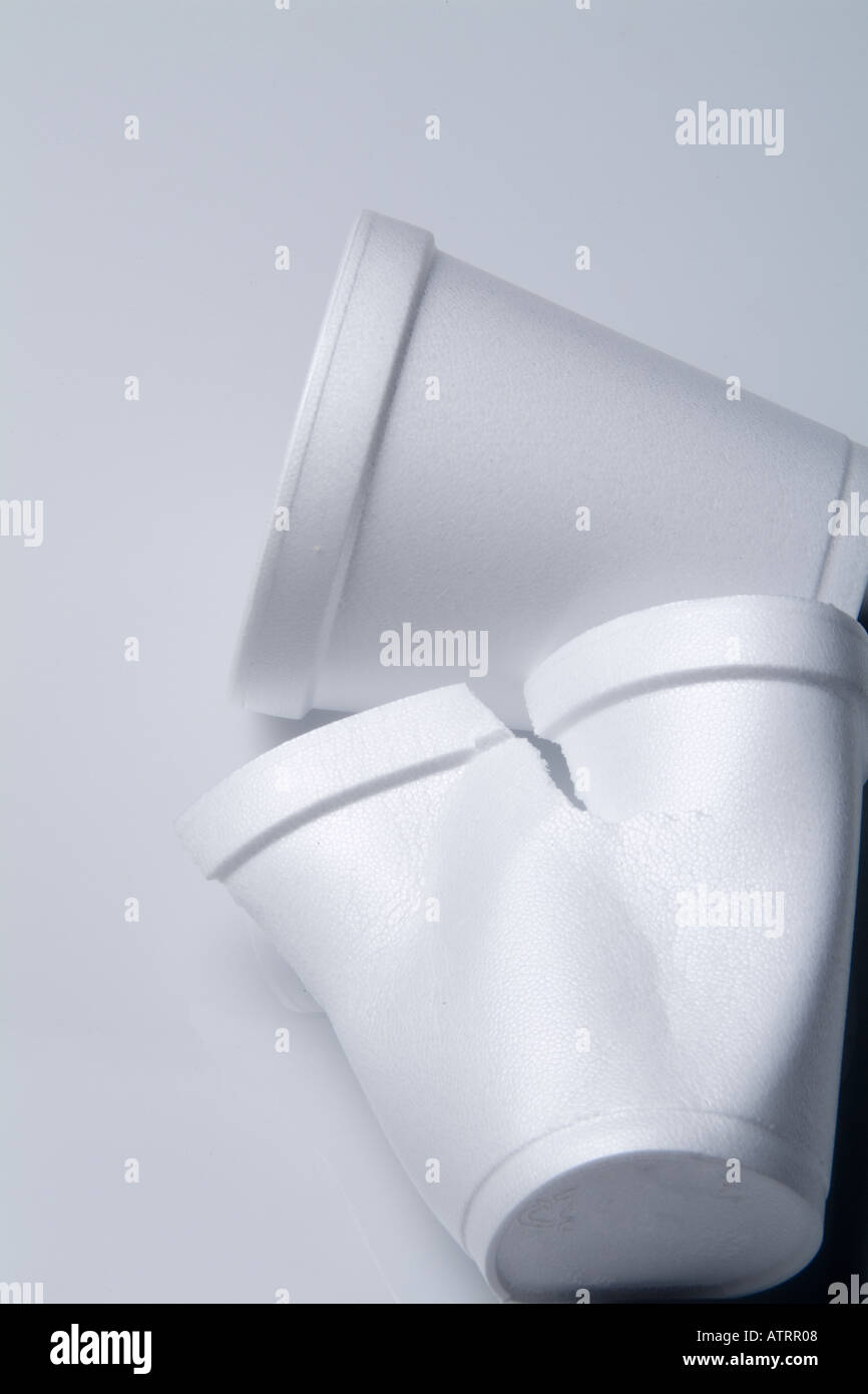 Styrofoam frantumato tazze su sfondo bianco Foto Stock
