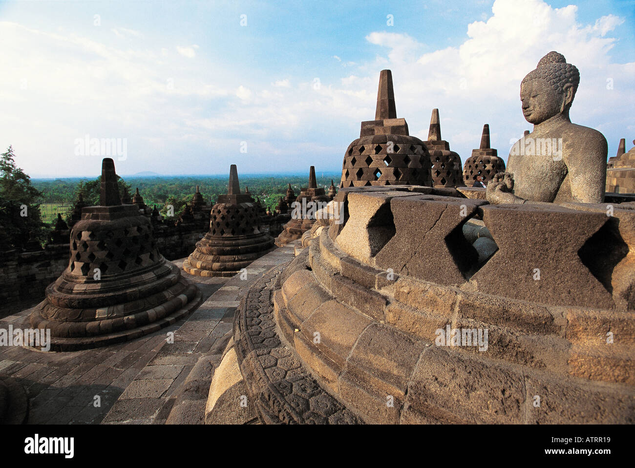 Invincible Budhas stupa nel tempio di Borobudur di Java Foto Stock