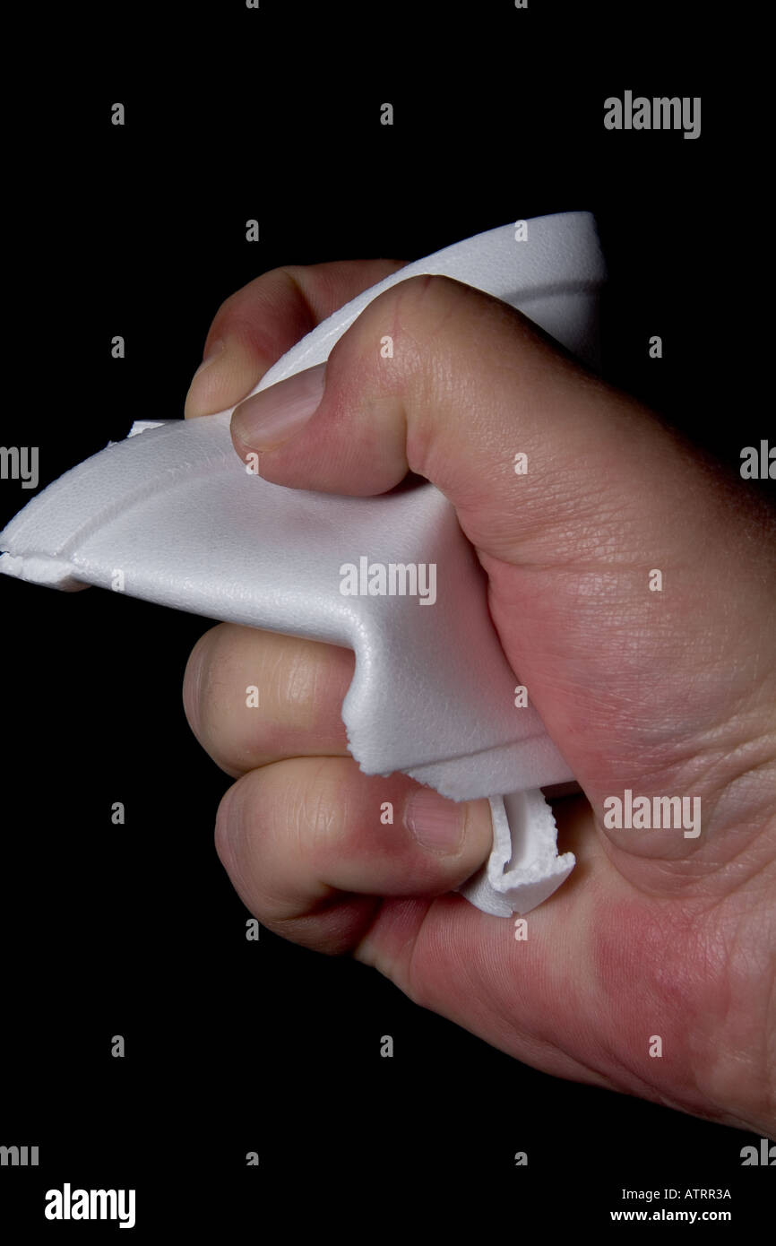 Pericolo di schiacciamento mani styrofoam bianco cup Foto Stock