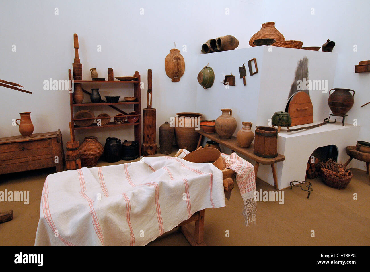 Oggetti tradizionali per la casa del XIX secolo esposti al Museo etnografico Neprajzi, uno spazio culturale aperto a Budapest in Ungheria Foto Stock