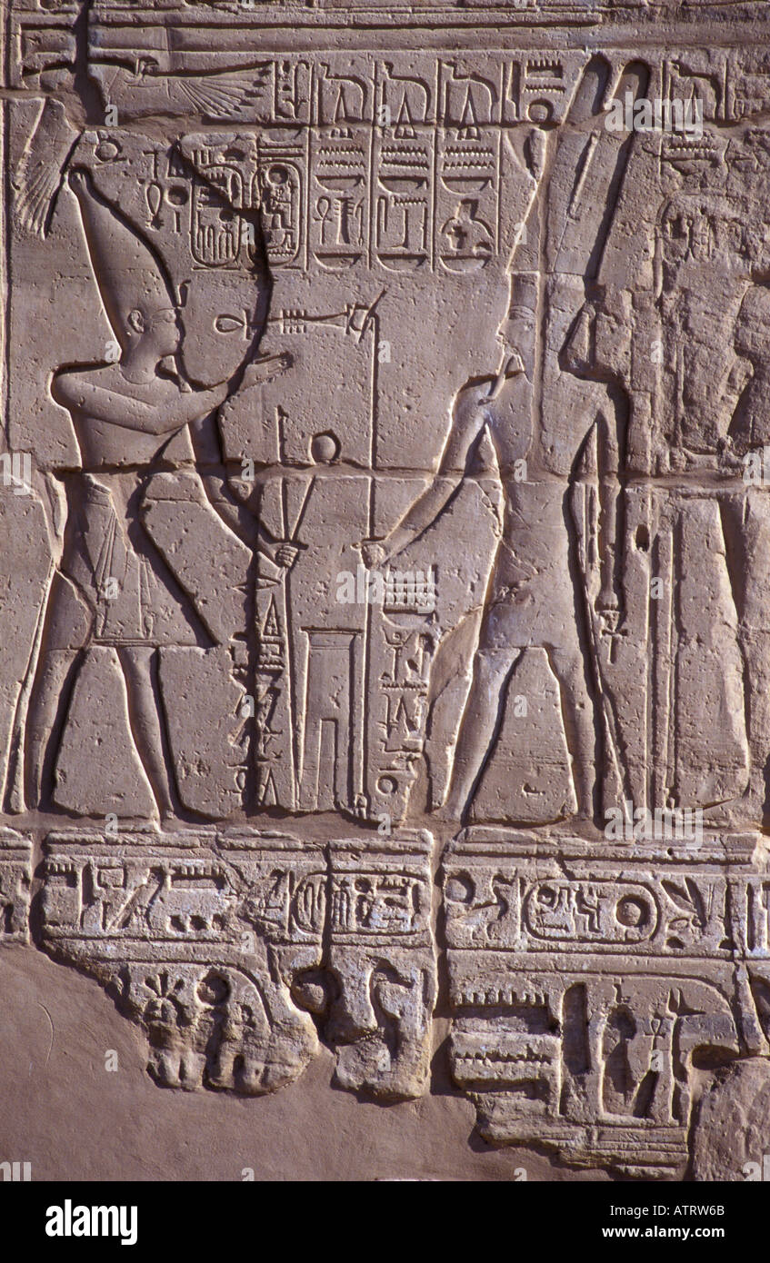 Rilievo raffigurante faraoni sul Tempio di Karnak in Egitto. Foto Stock