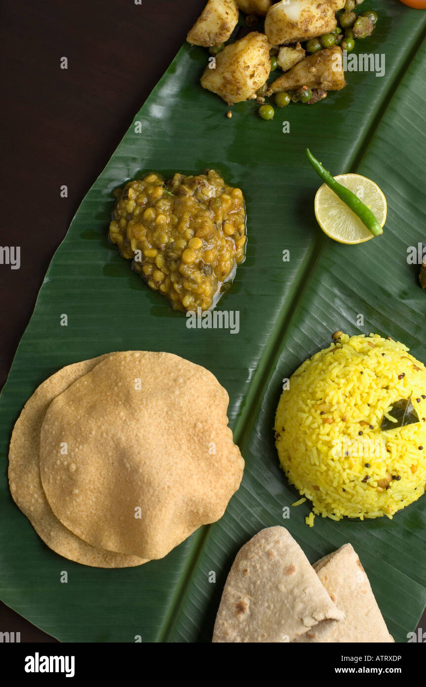 Close-up di cibo indiano su una foglia di banano Foto Stock