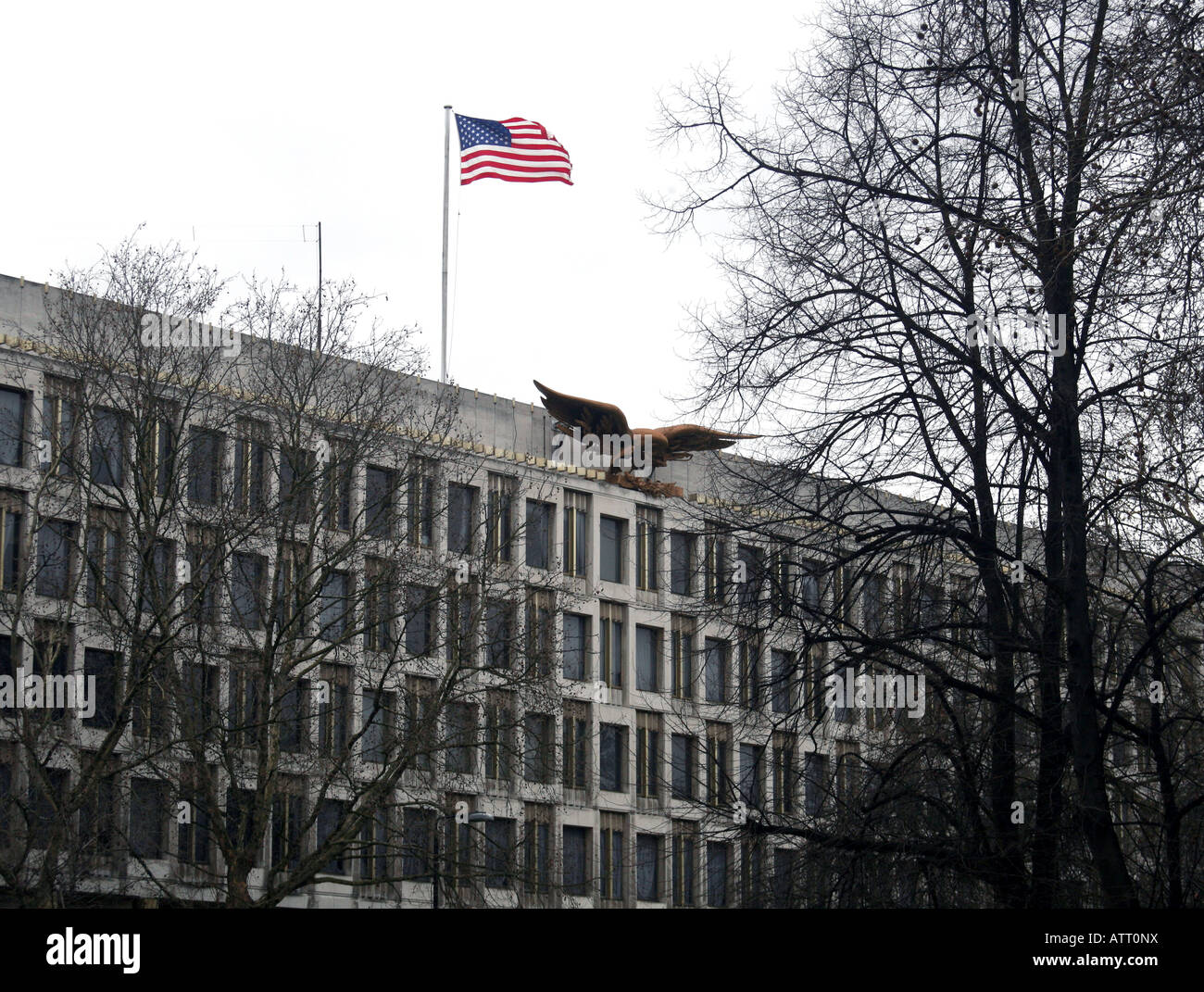 Stelle e strisce vola sopra L U S Embassy in Grosvenor Square Londra Foto Stock