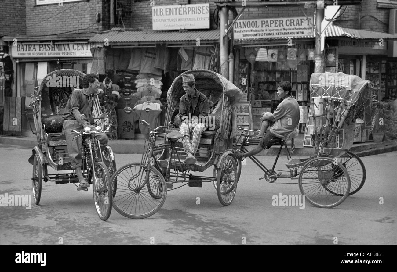 Tre driver rickshaw rilassarsi in street Thamel Kathmandu Foto Stock