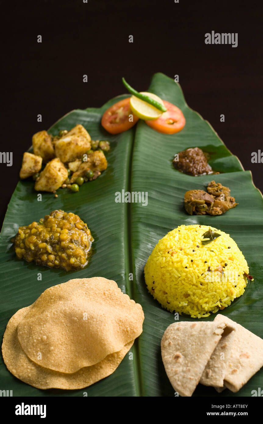 Close-up di cibo indiano su una foglia di banano Foto Stock