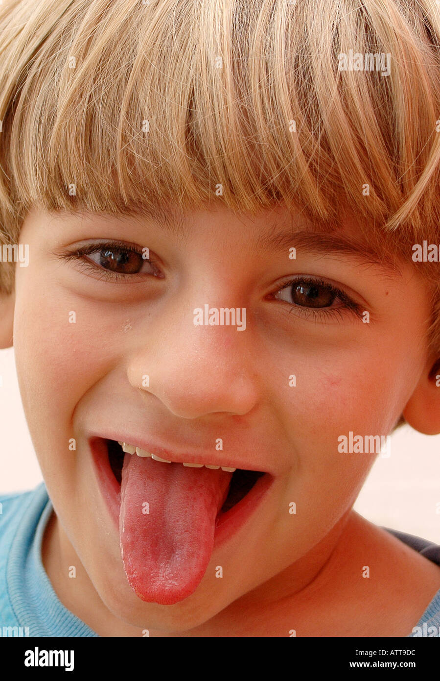 Signor Junge zeigt die Zunge signor boy mostra la linguetta Bildagentur Begsteiger online Foto Stock