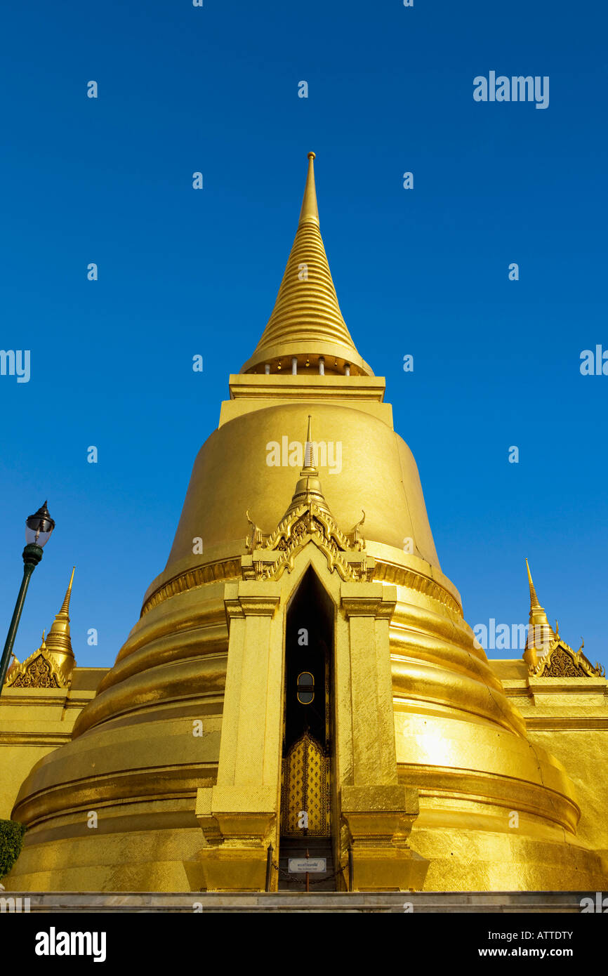 Il Phra si rattana chedi in Wat Phra Kaeo tempio a Bangkok Foto Stock