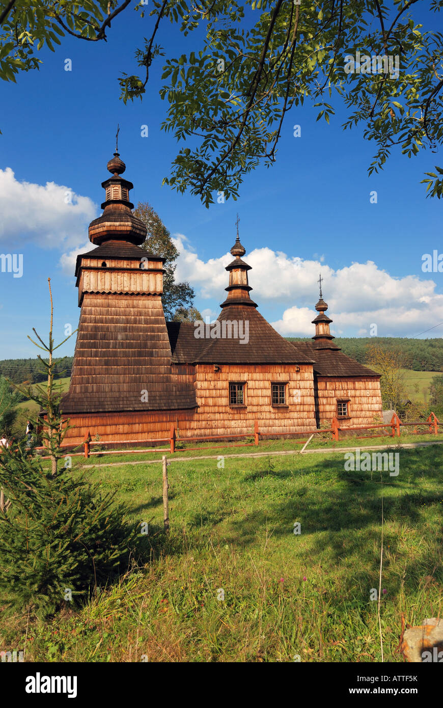 Est della vecchia chiesa di legno in Polonia estate paesaggio rurale Foto Stock