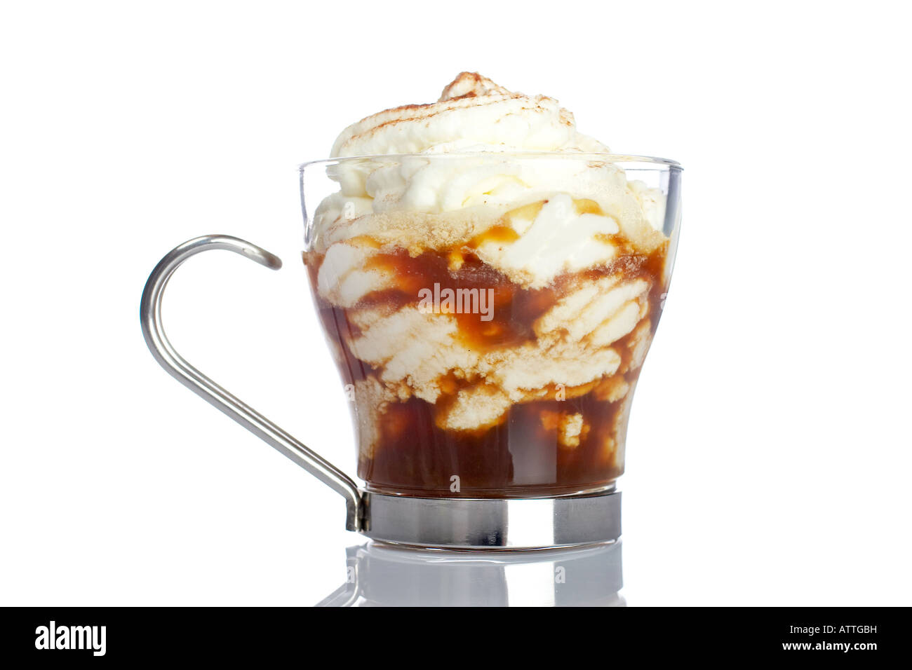 Una cioccolata calda o cappuccino cup si riflette su sfondo bianco DOF poco profondo Foto Stock