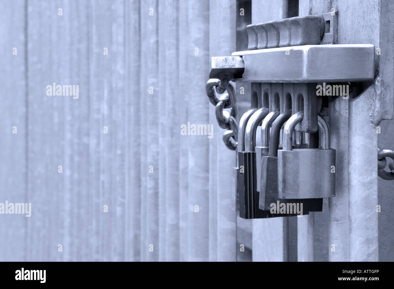 Cinque lucchetti su una porta di metallo concetto shot per la sicurezza sulle questioni connesse Foto Stock
