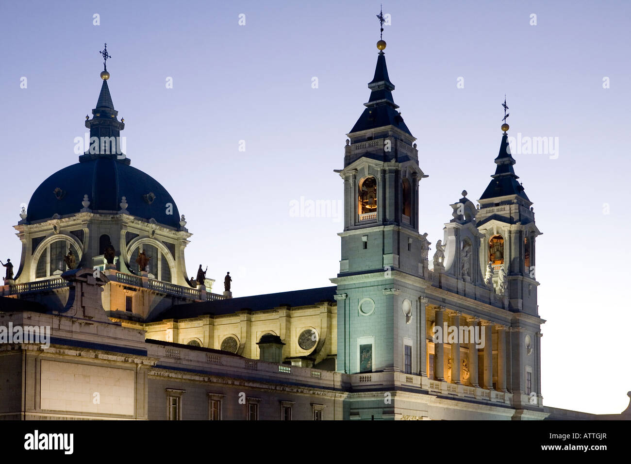 Catedral de la Almudena, posteriore, Palacio Real a Madrid al crepuscolo, Madrid, Spagna, Europa UE Foto Stock