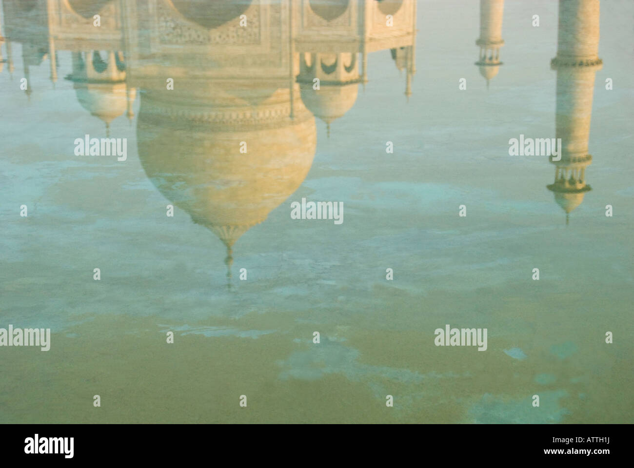 La riflessione del Taj Mahal nell'acqua di uno stagno. Foto Stock