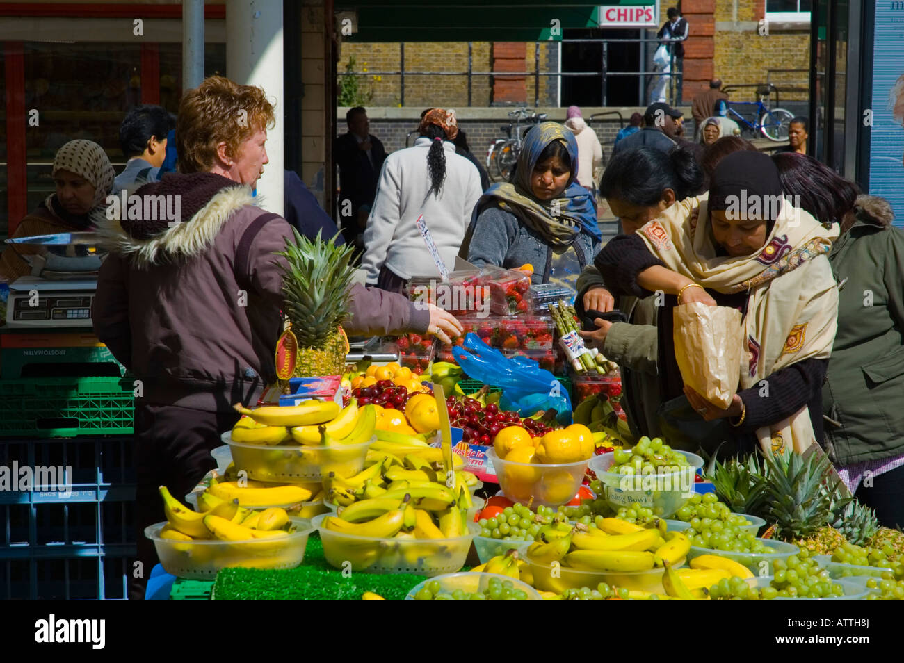 Mercato occupato nella zona est di Londra Inghilterra REGNO UNITO Foto Stock