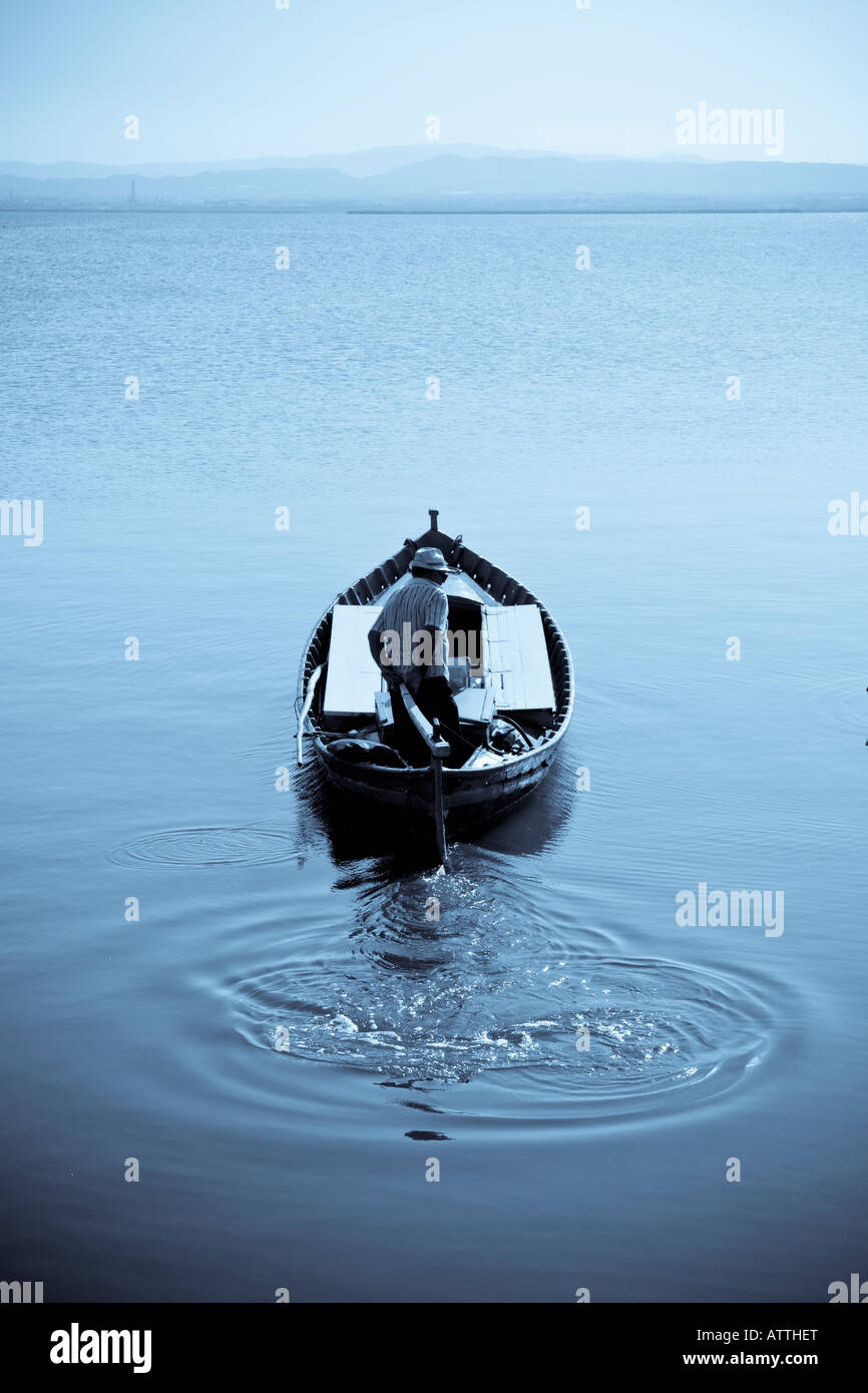 Pescatore di andare a lavorare in un bel tono di selenio Foto Stock