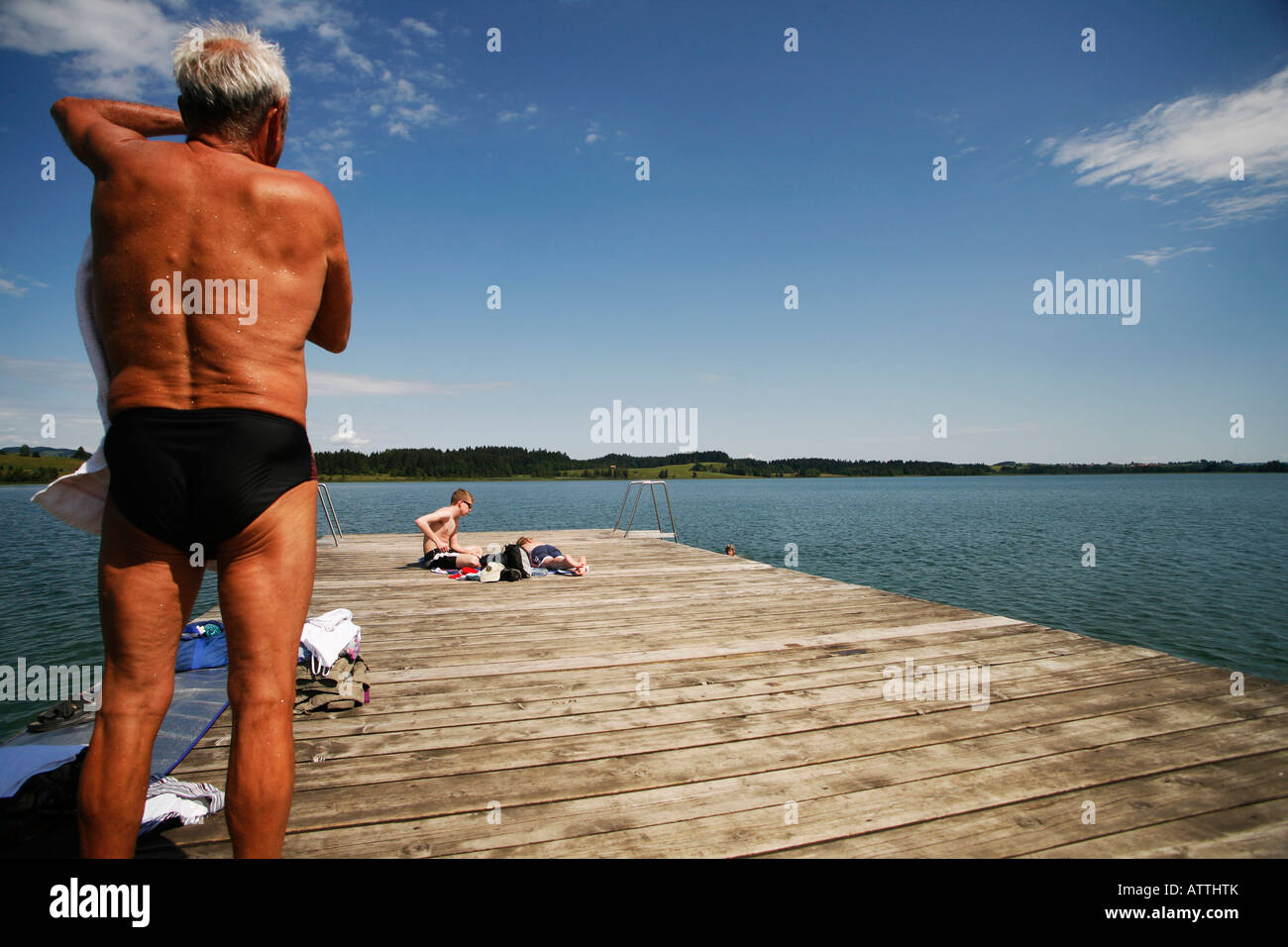 L'uomo accanto al lago Bannwaldsee in Tirol, Germania, Schwangau, Baviera, Europa UE Foto Stock