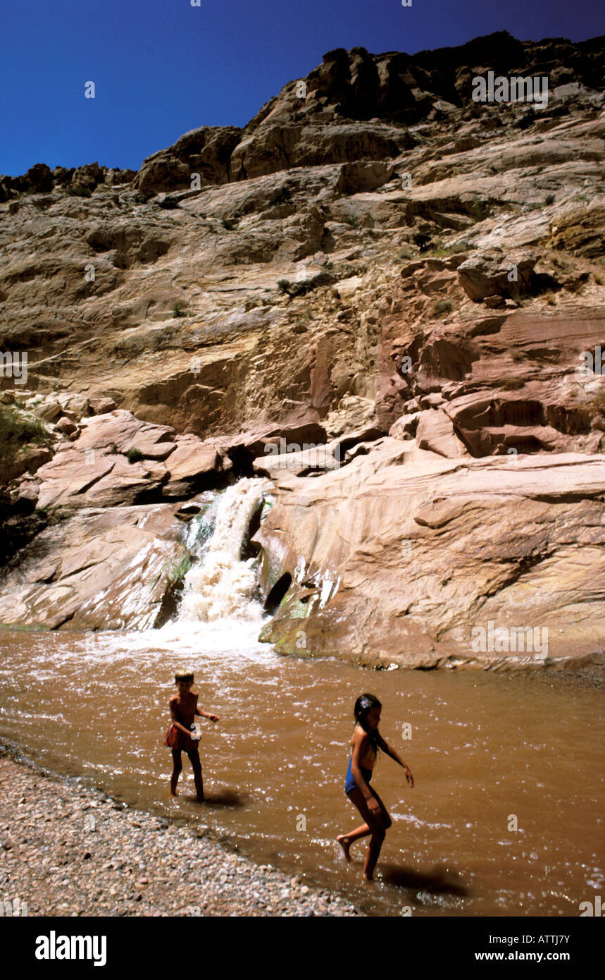 UT Utah Capitol Reef National Park i bambini giocando in Fremont River modello rilasciato di formazioni geologiche geologia erosione Foto Stock