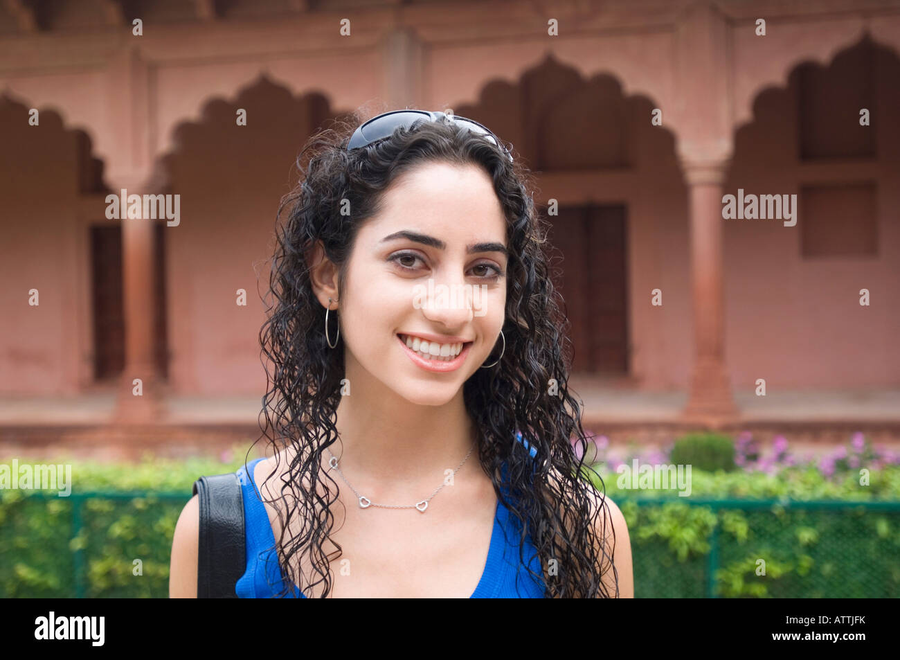 Ritratto di una giovane donna sorridente, Taj Mahal, Agra, Uttar Pradesh, India Foto Stock