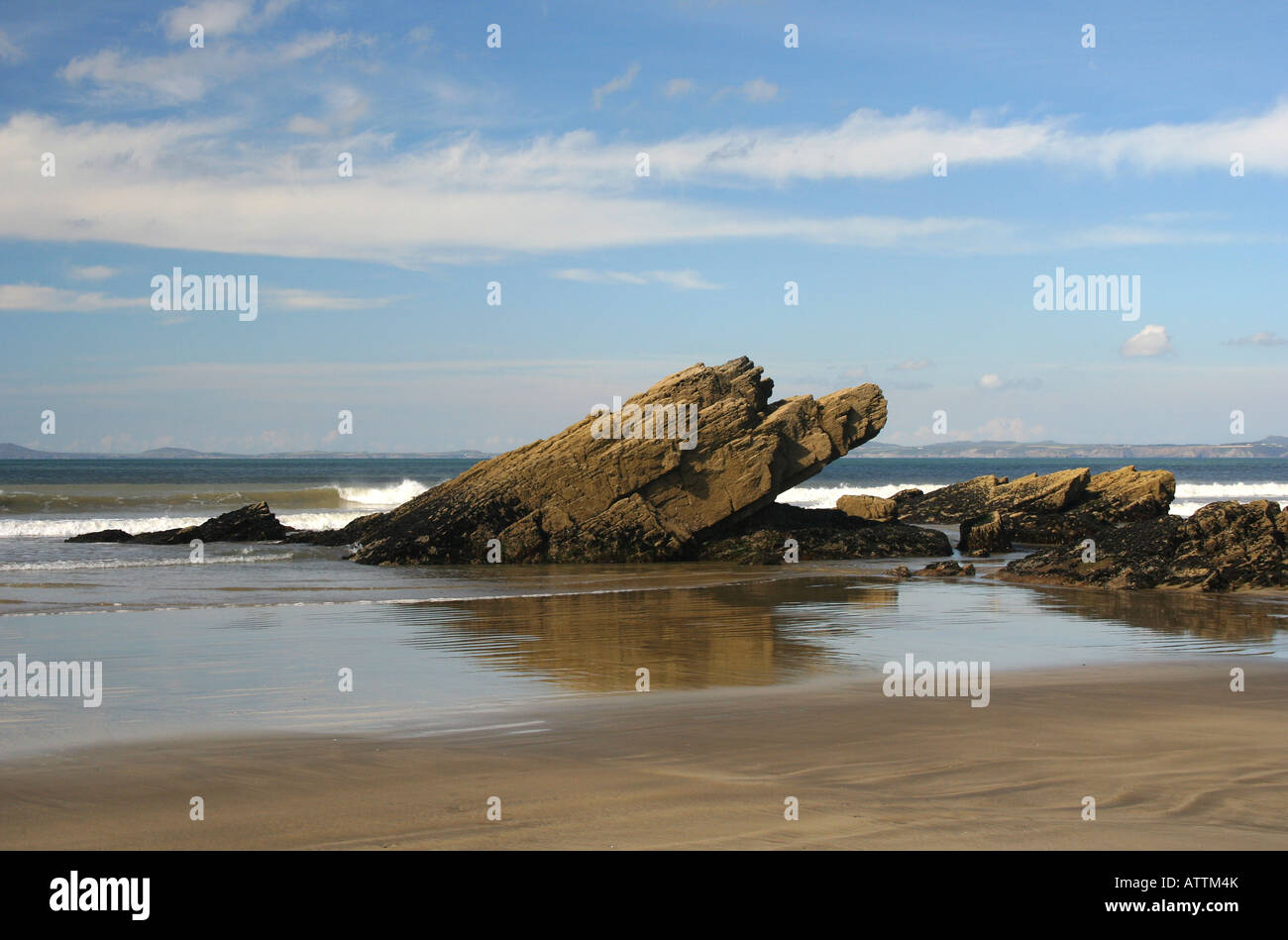Le rocce su spiagge di sabbia del Galles a St Brides bay Foto Stock