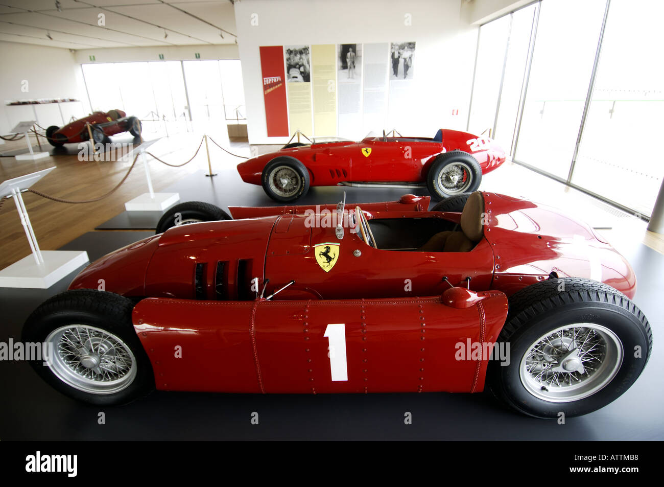 Torino Lingotto la Pinacoteca di Agnelli sul tetto della ex fabbrica di Fiat sul display sono vecchi modelli di Ferrari Foto Stock
