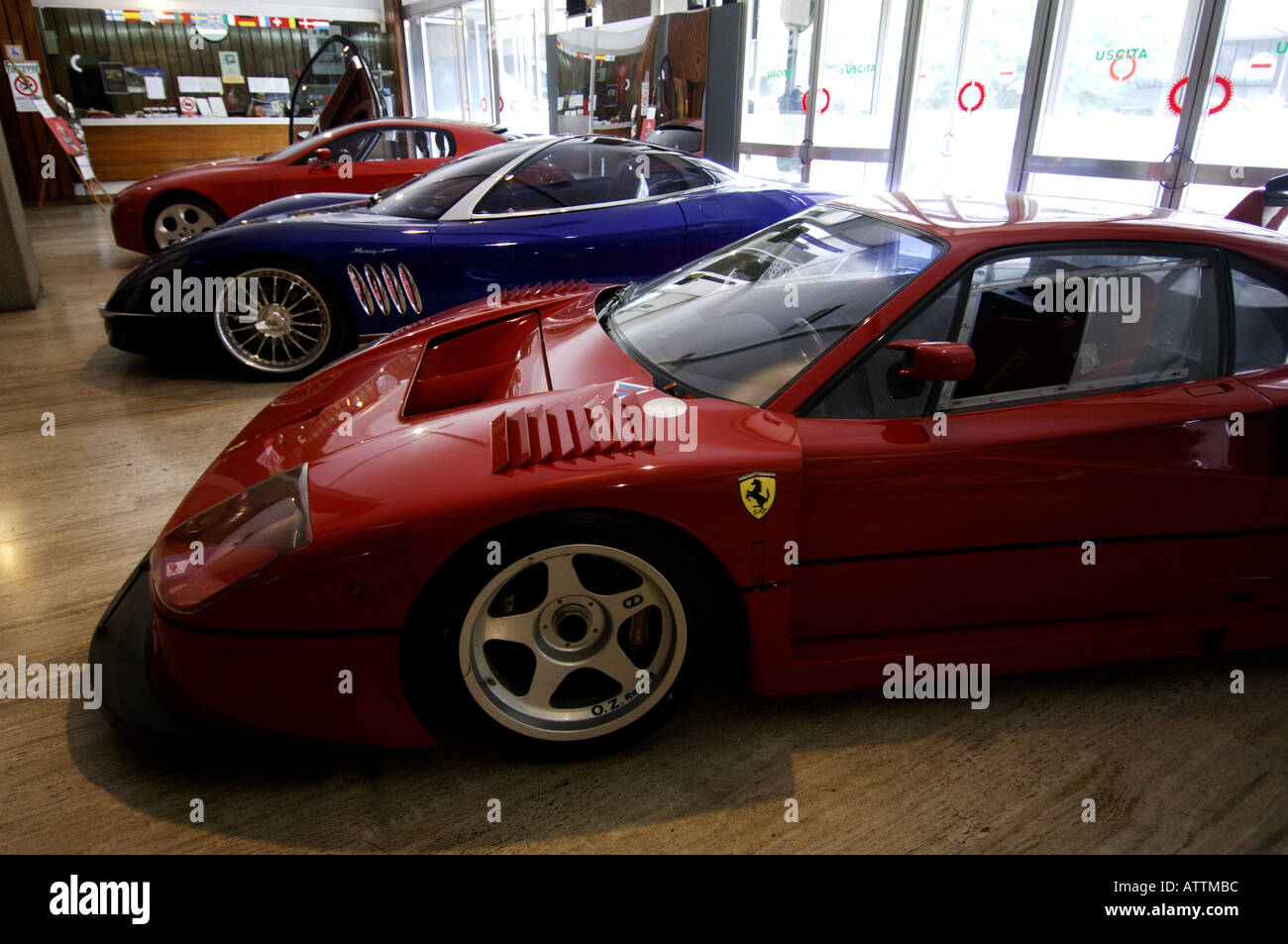 Torino Lingotto la Pinacoteca di Agnelli sul tetto della ex fabbrica di Fiat sul display sono vecchi modelli di Ferrari Foto Stock