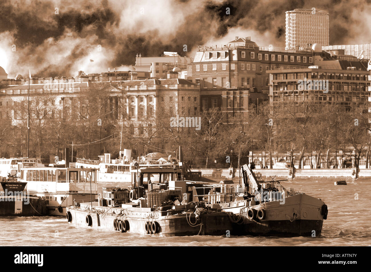 Immagine seppia di Londra sul fiume Tamigi e si affaccia su Victoria Embankment Foto Stock