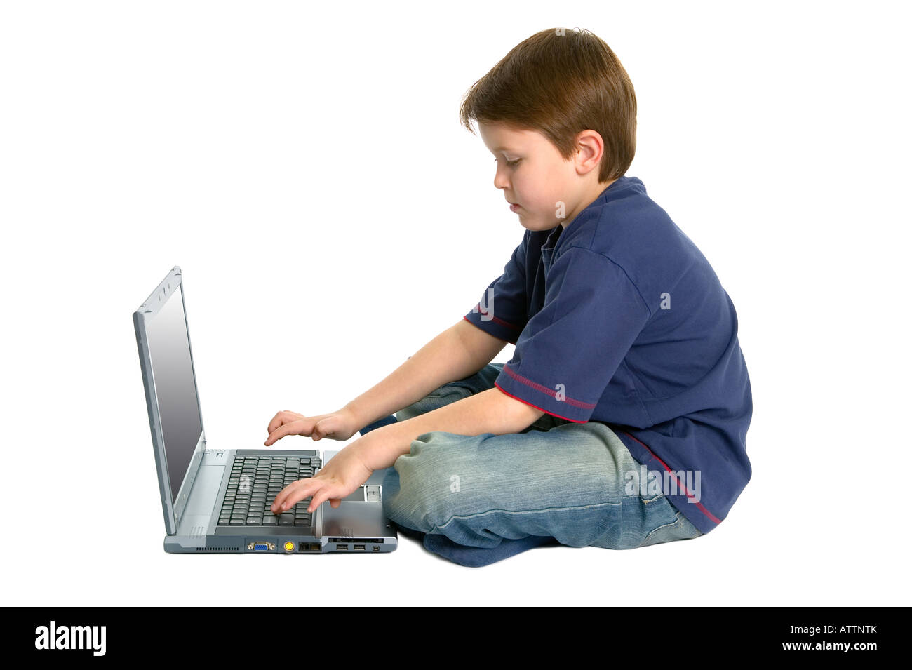 Ragazzo giovane lavorando su un computer portatile sfondo bianco con una leggera ombra Foto Stock