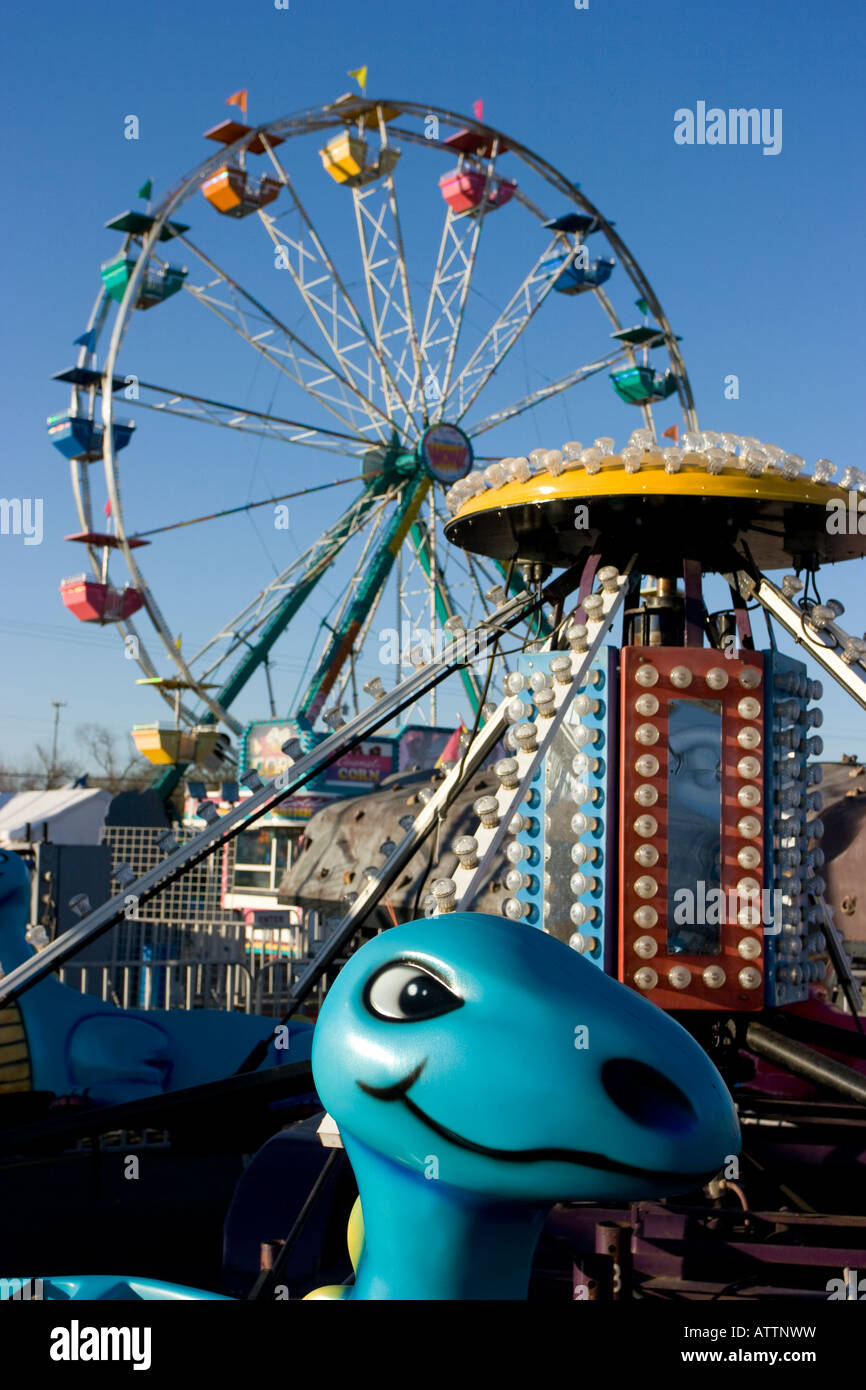 Kiddie ride e ruota panoramica Ferris al carnevale negli Stati Uniti Foto Stock