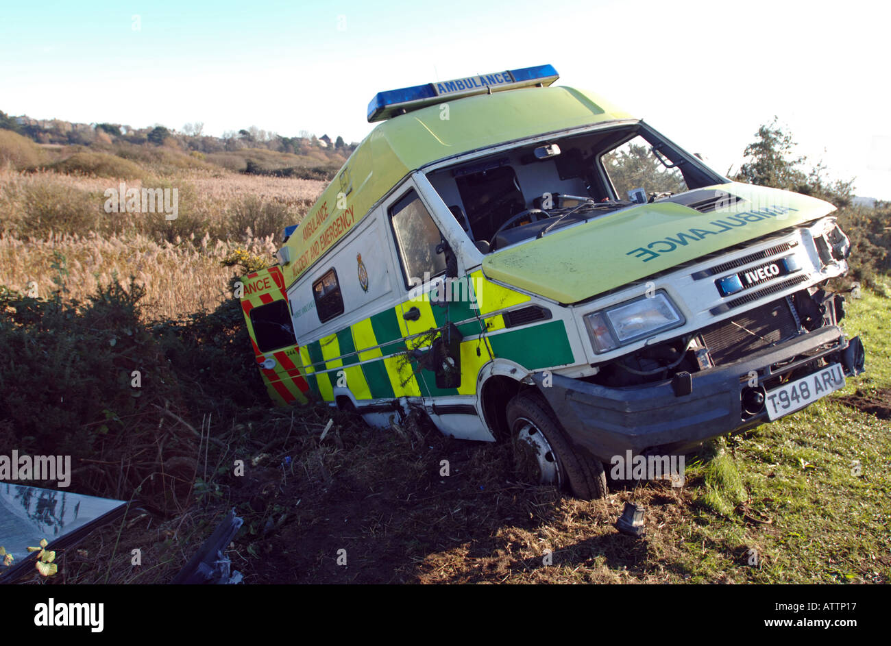 Un ambulanza che si è schiantato sul modo in caso di emergenza Foto Stock