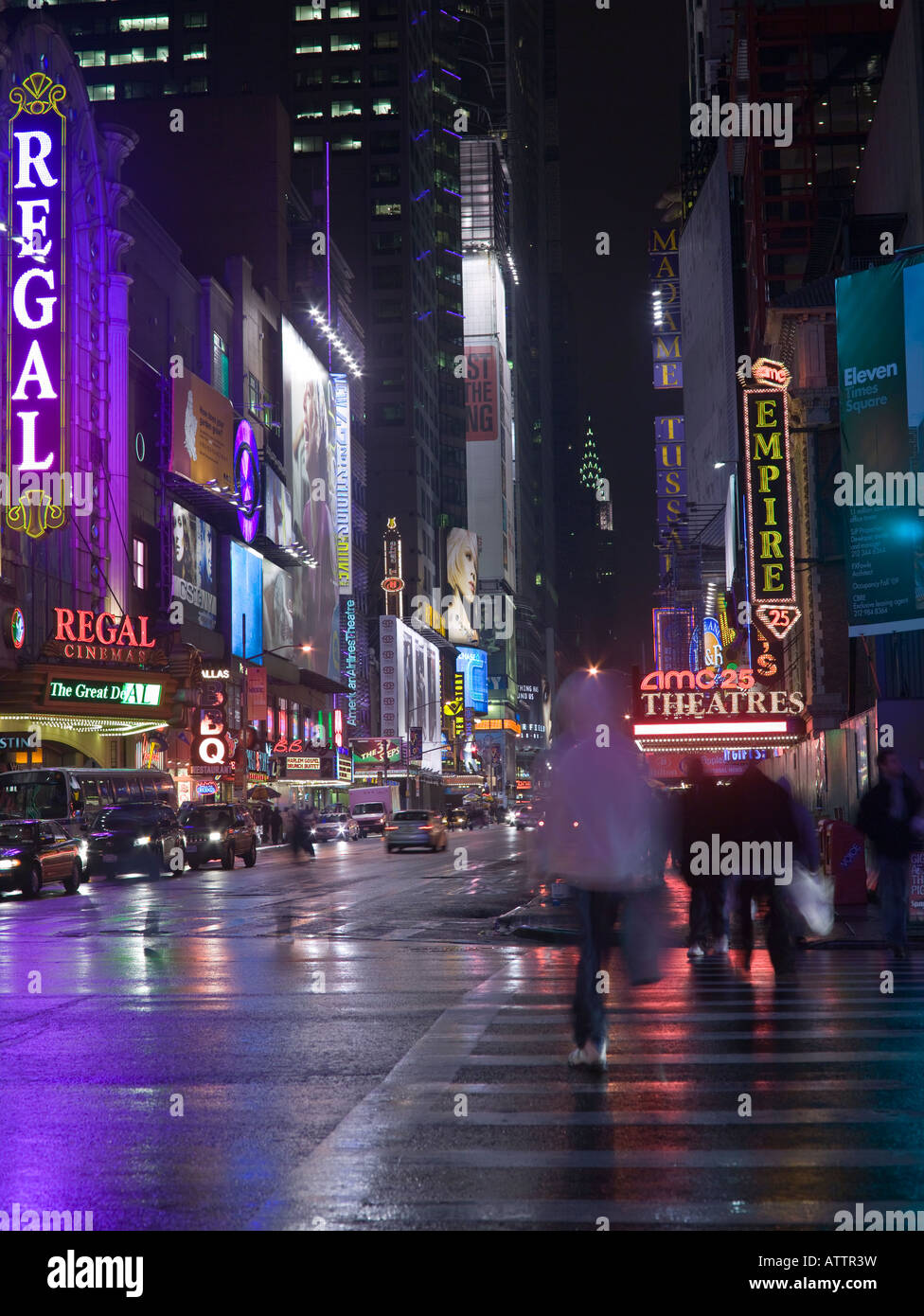 Vista notturna della 42nd Street, zona di Times Square, New York, Stati Uniti Foto Stock