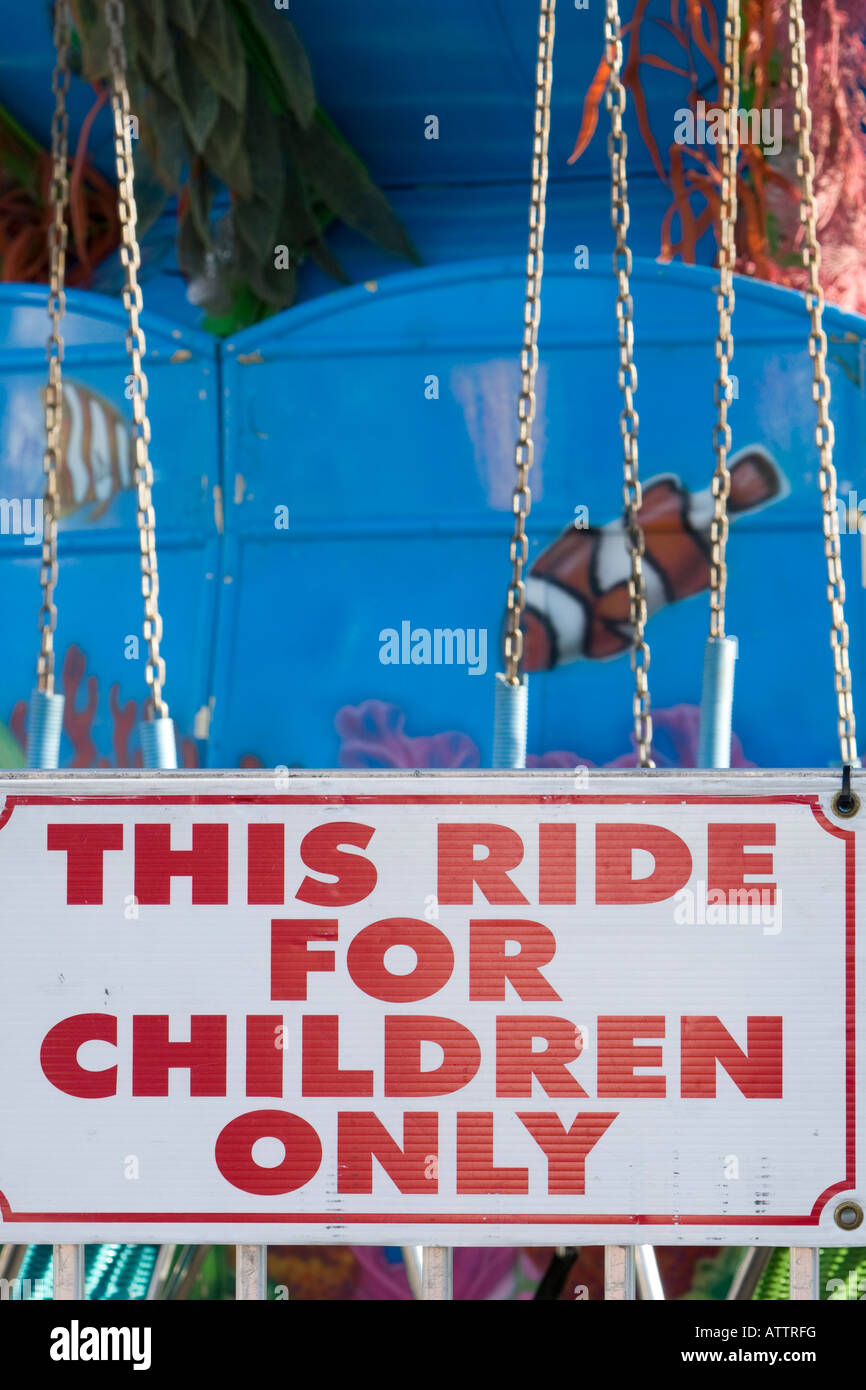 I bambini solo segno a carnevale ride in Stati Uniti Foto Stock