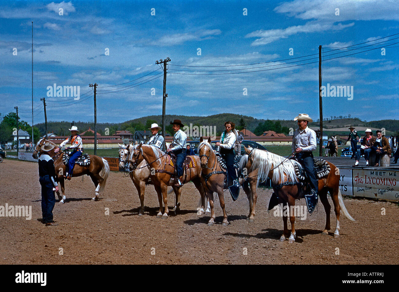 Cowboy, cowgirl e display a cavallo presso la Fiera della Contea, Hughesville, Pennsylvania, c.1955 Foto Stock