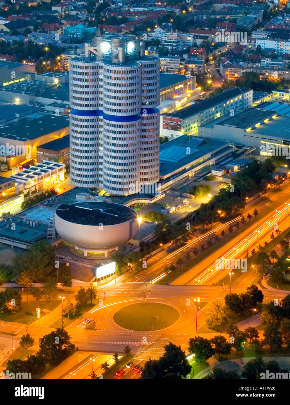 La BMW Monaco di Baviera la sede centrale della società e il Museo di  Monaco di Baviera, Germania Foto stock - Alamy