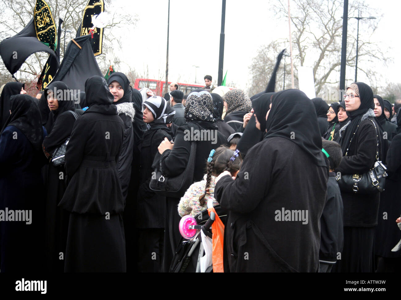 Placcato nero donne musulmane marzo a Londra in onore del martire Shia Imam Hussain Foto Stock