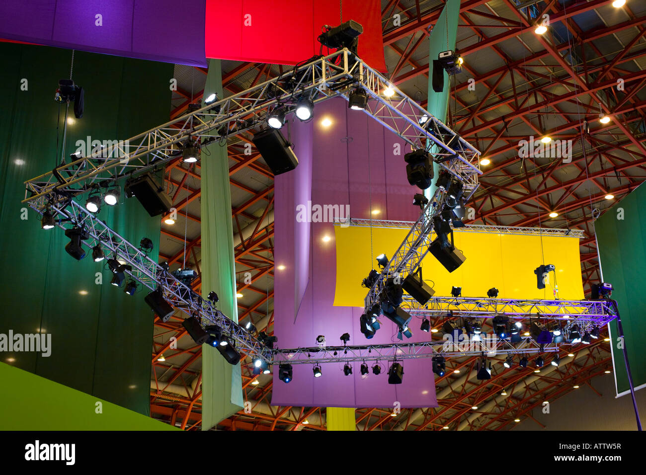 Gantry di illuminazione decorativa e materiale di appendere in Earls Court di Londra Foto Stock