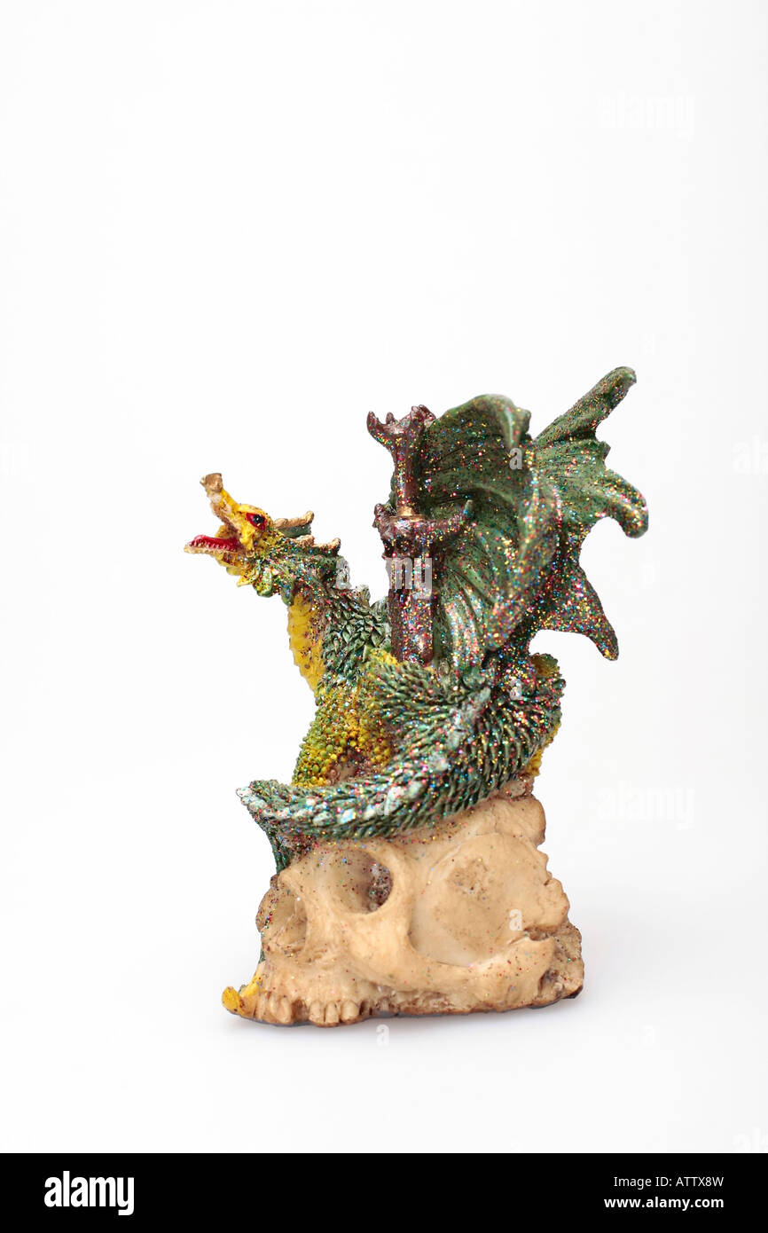 Ceramica decorativa modello di una feroce dragon sul cranio Foto Stock