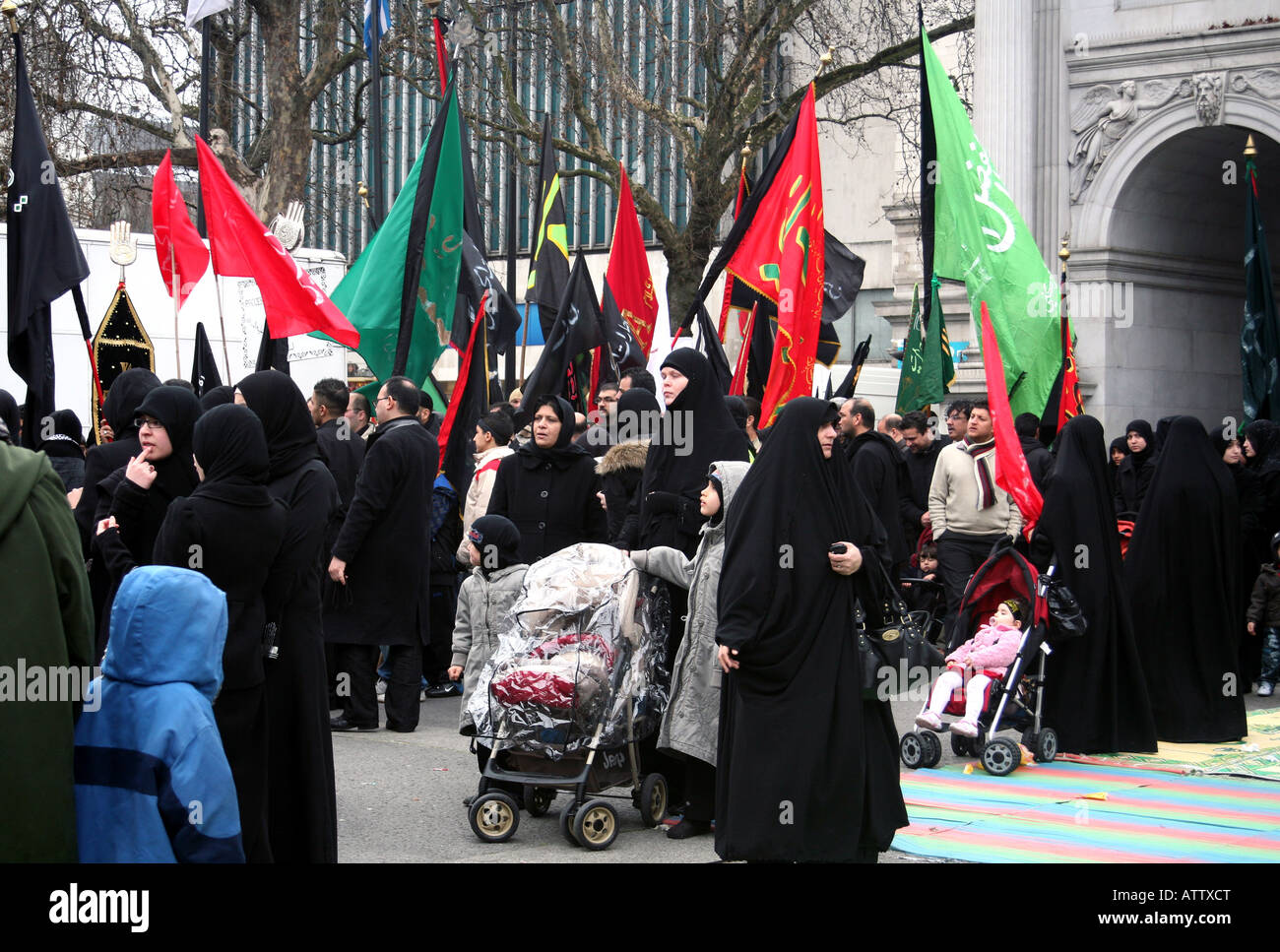 Le donne musulmane e i bambini messi in marzo a Londra per commemorare Shia martire Imam Hussain Foto Stock
