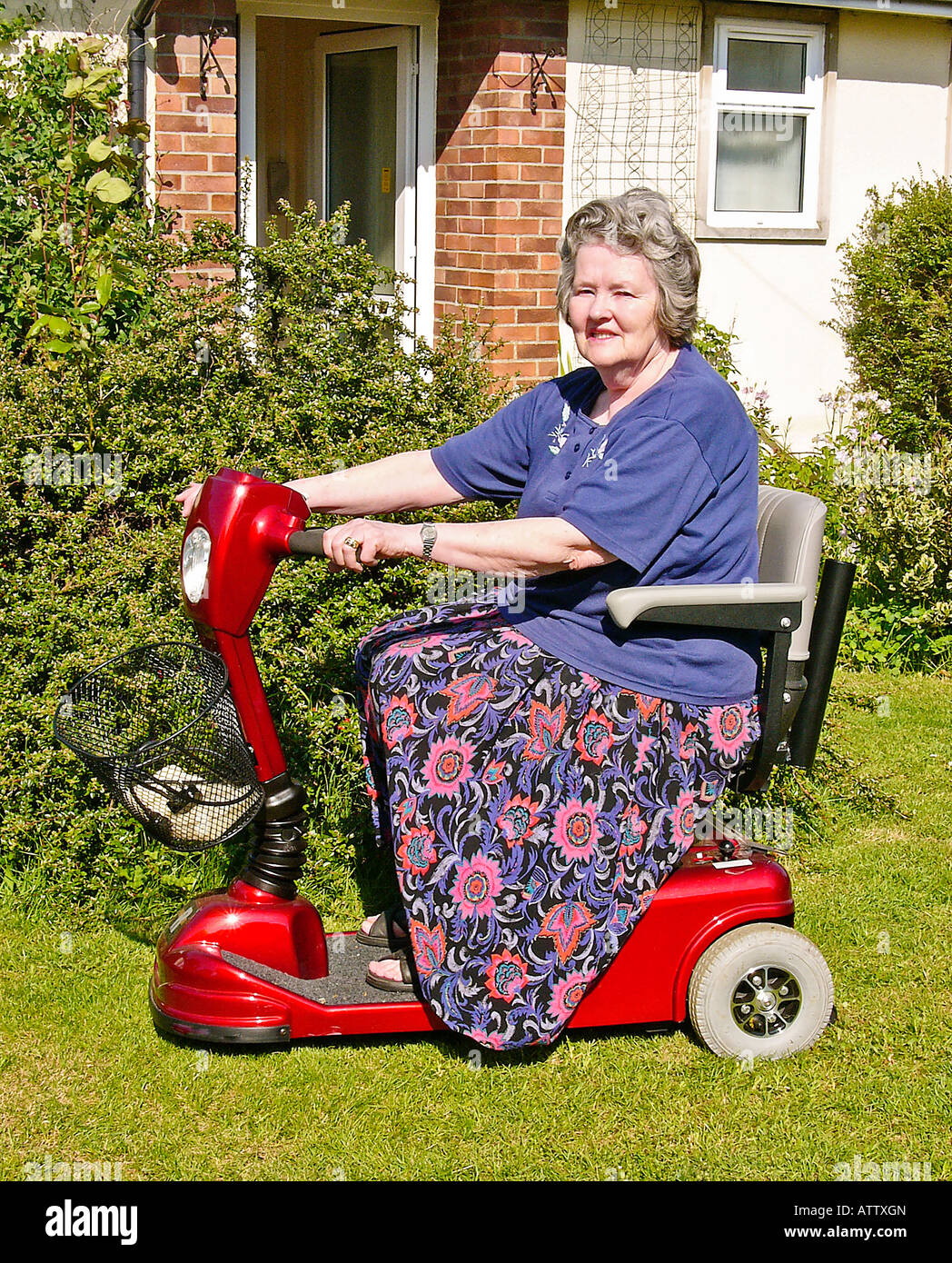 Signora pensionato dopo la sostituzione dell'anca operazione utilizzando un aiuto per la mobilità in attesa recoveryĺ Foto Stock