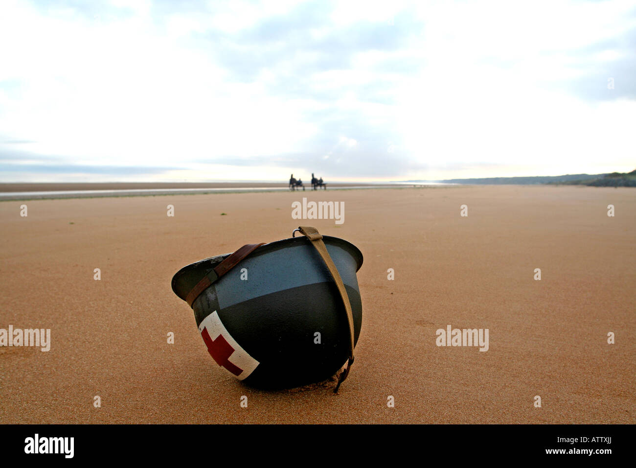 Guerra Mondiale 2 medici americani casco sulla spiaggia di Omaha Normandia Francia d-giorno anniversario Foto Stock