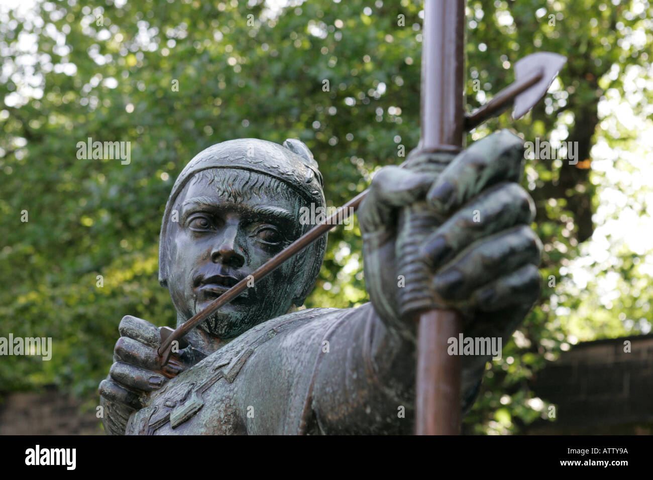 Bronze Robin Hood statua vicino la strada del castello castle green nottingham Inghilterra close up Foto Stock